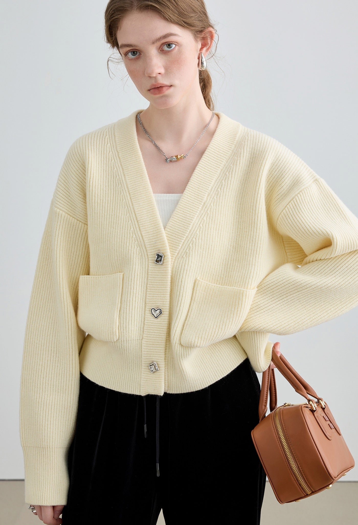 loose,vneck,knit,cardigan,white,simple,cute,sexy,mode,modern,