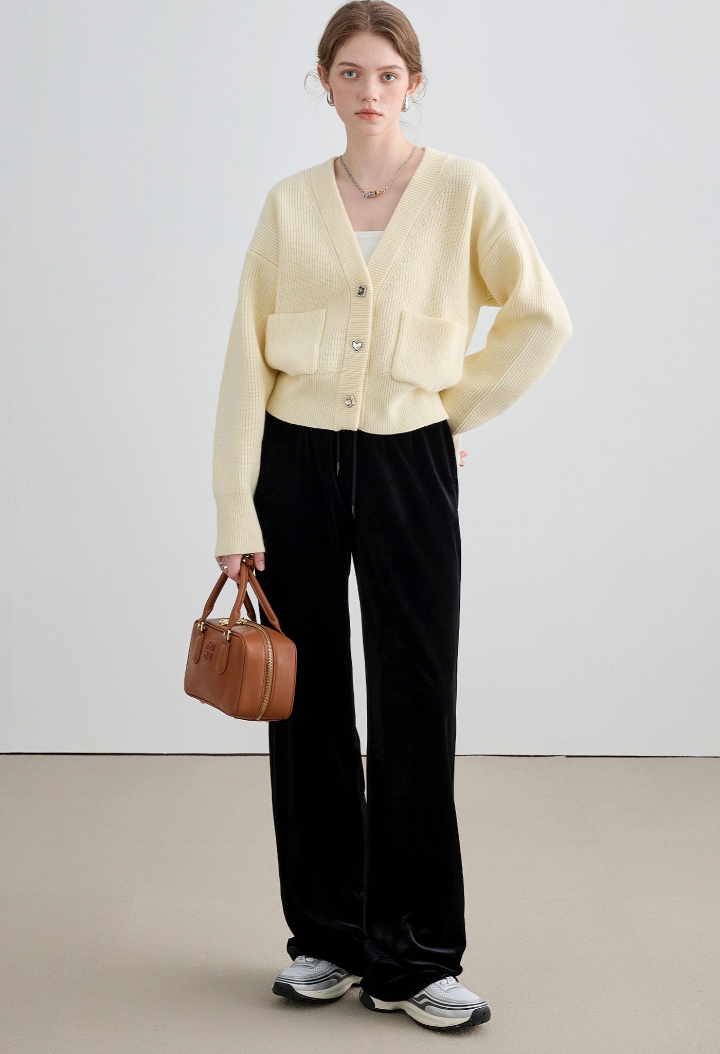 loose,vneck,knit,cardigan,white,simple,cute,sexy,mode,modern,